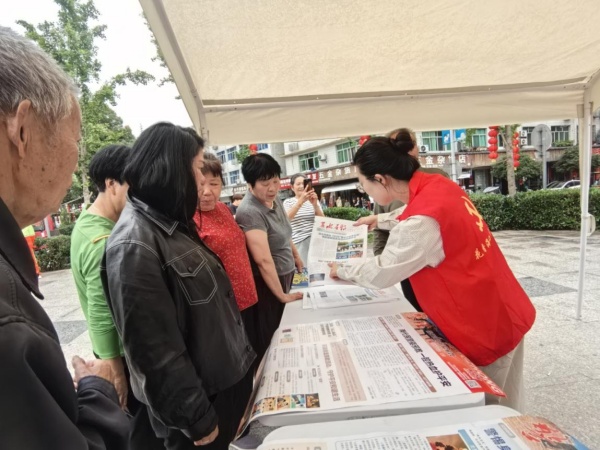 600浙江青田：市集送平安 反邪护夕阳！青田开展老年群体反邪教宣传活动图片1_副本.jpg